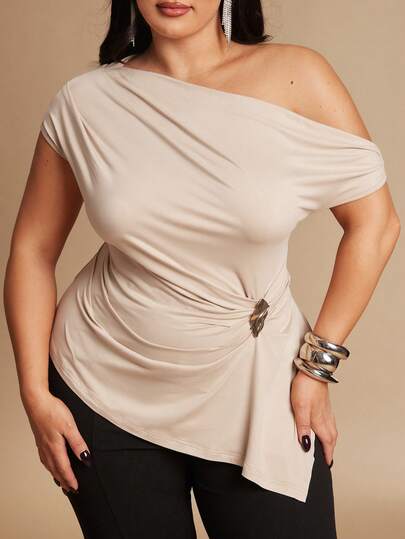 SHEIN BAE Camiseta casual versátil y de moda para mujer talla grande con hombro asimétrico, fruncido y decoración metálica en unicolor