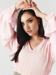 OverBlushhh Blusa holgada de gasa transparente con cuello en V, mangas abullonadas largas y puños con volantes, color rosa, elegante para el trabajo, la oficina, citas, verano y primavera - Rosa - Ver 5