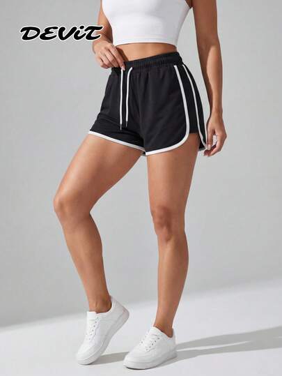  DEVIT Short deportivo negro con franja blanca  Outfit fitness urbano que combina con todo | Activewear mujer 2026