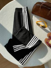 Comfortcana Calça de Moletom Casual com Elástico na Cintura e Estampa de Listras Laterais, Plus Size - Preto e Branco - Visão 9