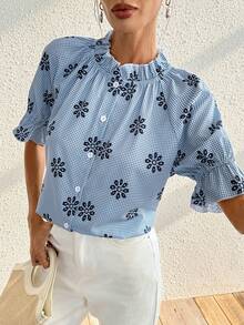 Trelyra 夏季休闲蓝色格子印花衬衫，V 领荷叶边和褶皱袖设计凸显细节，棉质面料舒适，搭配白色牛仔裤，适合通勤或度假场合，宽松简约的廓形。 - 彩色 - 查看 8