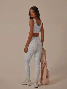 Aralina Bộ đồ thể thao năng động dành cho nữ, gồm áo croptop và quần legging in hoa, kiểu dáng xoắn phía trước, thích hợp cho tập gym và tập luyện. - Màu be - Xem 5