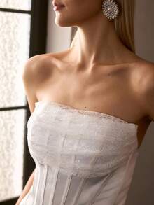 MOTF PREMIUM 优雅无袖上衣 – 蕾丝拼接胸衣，采用粘合鱼骨结构和缝线细节，缎面修身剪裁，后背拉链 | 适合派对、晚会、新年夜和节日活动 - 白色 - 查看 2