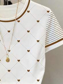 Resyla 棕色爱心格纹条纹袖撞色圆领T恤，Y2K美学爱心图案条纹袖休闲T恤，学院风爱心格纹撞色领夏季T恤，可爱爱心图案条纹袖休闲上衣，甜美女孩爱心格纹撞色滚边短袖T恤 - 白色 - 查看 4