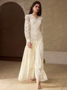 MOTF PREMIUM 女士浪漫V领蕾丝刺绣长裙 - 杏色 - 查看 5