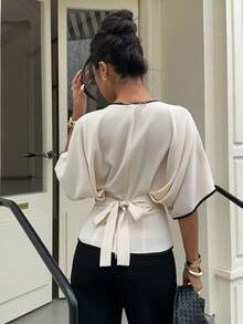 Siren Gaze 女士V领撞色滚边修身蝙蝠袖衬衫 - 杏色 - 查看 2