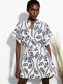 Aveloria Modichic 时尚休闲宽松印花V领落肩连衣裙，配腰带，可调节腰身A字短款连衣裙，适合都市日常穿着 - 彩色 - 查看 1