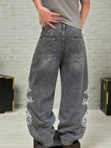 GALLERY FADE Jeans de mezclilla casual de uso diario con bordado floral y bolsillo inclinado lavado para hombres - Gris - Ver 2