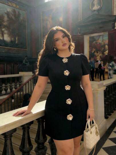 SHEIN MOD Vestidos talla grande. Vestido negro mini talla grande de manga corta con botones dorados con rosas. Silueta clásica, cintura ajustada, diseño elegante. Acabado suave, cuello redondo, aspecto estructurado. Delicados acentos florales, estilo refinado, tela suave al tacto. Líneas sencillas, negro atemporal, sutil brillo, color versátil, corte suave.