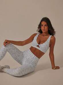 Aralina Bộ đồ thể thao năng động dành cho nữ, gồm áo croptop và quần legging in hoa, kiểu dáng xoắn phía trước, thích hợp cho tập gym và tập luyện. - Màu be - Xem 4