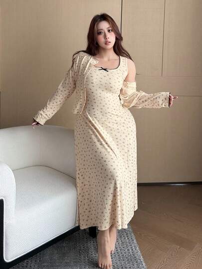 Dazy Plus Bộ đồ mặc nhà cỡ lớn dành cho nữ, họa tiết hoa nhí, không tay, gồm váy maxi và áo khoác cardigan mở phía trước.