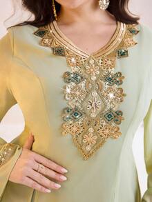 Al Najma Vestido largo de manga larga elegante con bordado y parches de lentejuelas para mujer de talla grande - verde menta - Ver 4