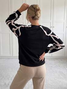 SHEIN LUNE Sudadera con estampado gráfico y mangas raglán, tops de manga larga para otoño/invierno, casual - Negro - Ver 2