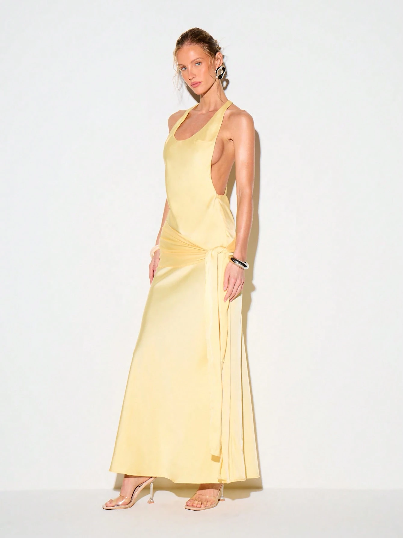 KIZN Robe longue en satin à décolleté plongeant et dos nageur