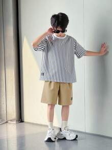 SHEIN 两件套男童休闲条纹短袖短裤套装，街头朋克摇滚学院风，适合日常穿着、派对、音乐节，春夏皆宜。 - 卡其色 - 查看 1