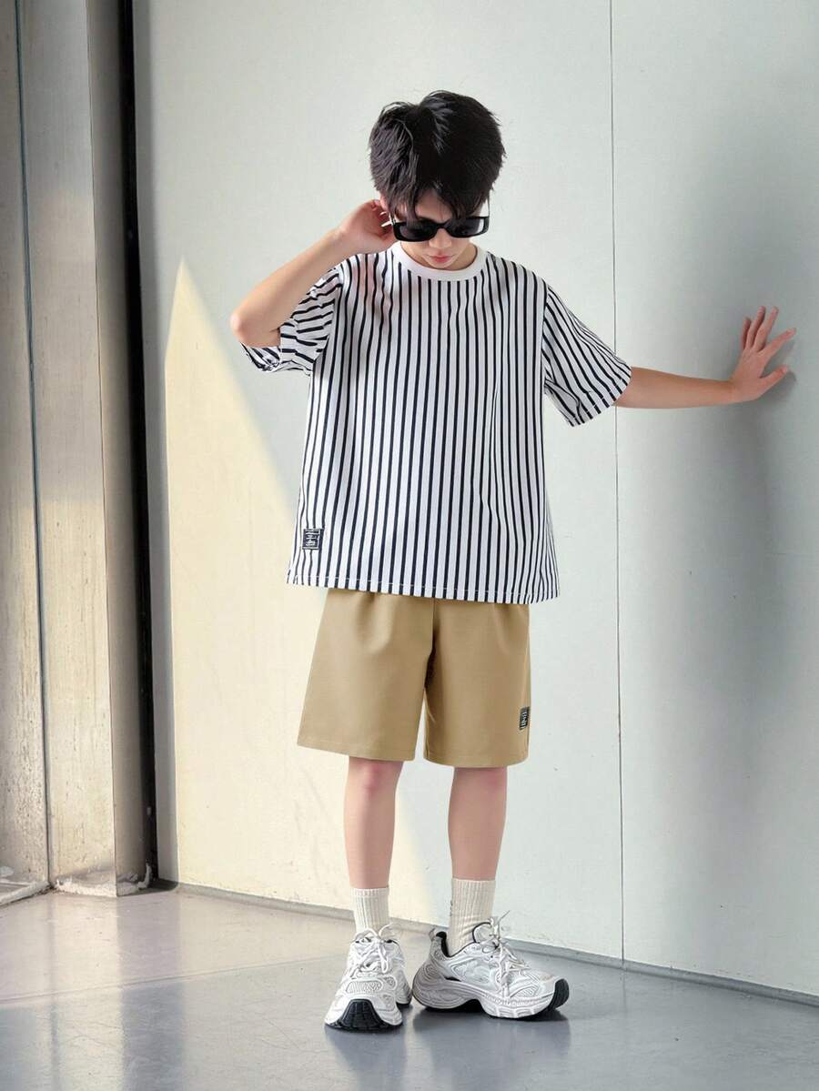 SHEIN 两件套男童休闲条纹短袖短裤套装,街头朋克摇滚学院风,适合日常穿着、派对、音乐节,春夏皆宜。 - 卡其色 - 查看 1