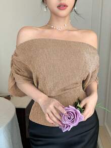 DAZY Kaos Fashion Wanita Warna Polos dengan Bahu Asimetris dan Lengan Kelelawar - Khaki - View 2