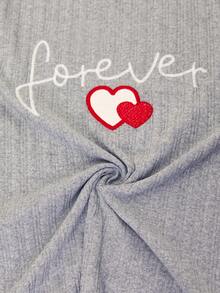 Conjunto de pijama de camisa de manga corta y pantalones de punto acanalado con bordado de corazón con letras de algodón para mujer - Gris - Ver 7