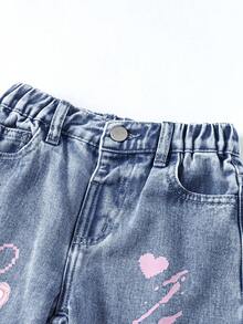 SHEIN ChillGRL 女童印花直筒裤，夏季新款休闲时尚简约百搭英文卡通涂鸦印花设计，深蓝色水洗，可爱甜美风格，可搭配卡通T恤、条纹T恤，适合度假、休闲、周末外出，女童牛仔直筒裤 - 深色水洗藍 - 查看 4