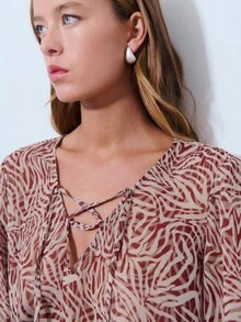 Nöista 夏季服装，棕色动物纹V领系带雪纺衬衫。直筒剪裁，泡泡袖设计，非常修身。轻盈透气的雪纺面料，带来极佳的透气性和垂坠感，是春夏衣橱中不可或缺的休闲度假单品。 - 棕色 - 查看 5