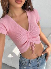 Top de punto para mujer, manga corta, escote en V, detalle fruncido ajustable, diseño crop, corte corto, acanalado blusa acanalada elástica, estilo moderno y casual ideal para outfits frescos y modernos - Rosa - Ver 1