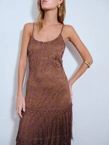 Nöista 这款棕色修身吊带流苏长裙，是夏季的完美之选。蕾丝提花面料搭配俏皮的吊带流苏，尽显复古波西米亚风情，是春夏展现个人魅力和时尚态度的理想之选。也适合海滩度假、优雅派对和休闲旅行等场合。 - 咖啡 - 查看 5