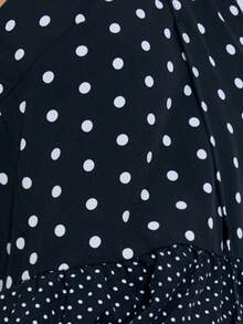 Nöista 这款吊带连衣裙饰有经典的黑白波点图案，腰部采用优雅的荷叶边设计，凸显身材曲线。非常适合春夏穿着，也适合打造晚装造型，以及从白天到夜晚的百变风格。 - 黑色 - 查看 9