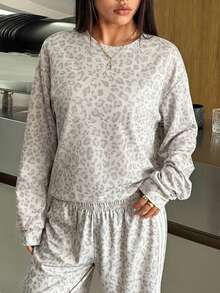 SHEIN EZwear Áo sweatshirt dài tay cổ tròn dáng rộng, tối giản, họa tiết da báo màu sáng, thích hợp cho mùa hè, kỳ nghỉ, lễ hội âm nhạc, ngày hội thể thao. Bộ đồ phối hợp nữ, trang phục thường ngày nữ, bộ đồ phối hợp họa tiết da báo hai mảnh dành cho nữ. - Nhiều màu - Xem 6