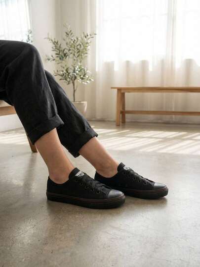 Corte bajo, punta redondeada, cordones clásicos. Este zapato resulta ideal para el día a día, paseos urbanos, reuniones informales, actividades escolares e incluso algunos espacios de trabajo de ambiente relajado.