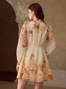 MOTF PREMIUM Đầm ngắn nữ mùa xuân/hè in hoa, cổ đứng, tay phồng, đính nơ đá lấp lánh. - Màu be - Xem 3