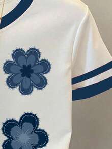 少女复古碎花短袖圆领T恤，适合夏季、休闲穿着、返校季、姐妹装、度假、情人节等场合。深蓝色白色碎花衬衫，少女春季T恤，可爱唯美夏季衬衫。 - 彩色 - 查看 4