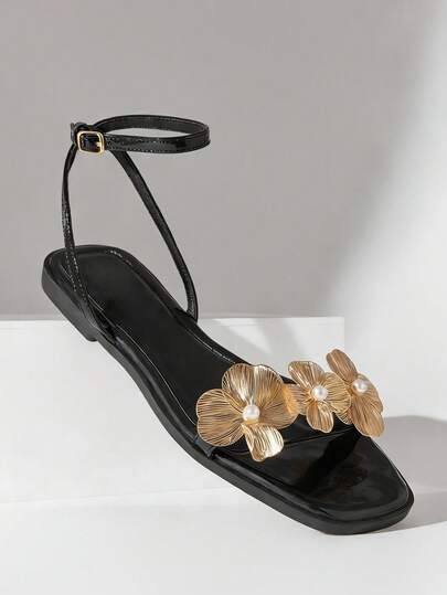 Solezae Sandal đế bằng quai ngang mắt cá chân họa tiết hoa, thời trang và thoải mái dành cho nữ.