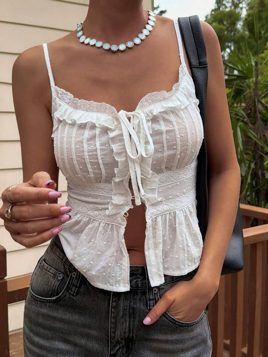 Livesso 春夏纹理波点白色衬衫，镂空蕾丝饰边荷叶边前系带吊带背心，音乐节性感海滩度假风 - 白色 - 查看 1
