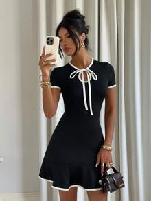 Siren Gaze 这款别致的女士黑色迷你连衣裙，采用白色系带领口、荷叶边裙摆和短袖设计，适合休闲穿着。这款女士黑色迷你连衣裙，配有白色系带领口和荷叶边下摆，短袖修身，优雅时尚。蝴蝶结连衣裙、荷叶边下摆连衣裙、荷叶边连衣裙、黑色连衣裙、外出装、度假装、女士短袖连衣裙、女士黑白连衣裙、运动连衣裙、水手服连衣裙、女士网球连衣裙、网球裙套装、泳装连衣裙、黑白连衣裙、女士黑色连衣裙配白色滚边、可爱女士夏季连衣裙。 - 黑色 - 查看 7