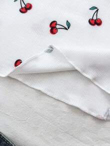 SHEIN Camiseta ajustada de manga corta con estampado de cerezas, contraste de encaje y plisado en el busto para adolescentes, ideal para el verano, vacaciones y uso diario - Rojo y blanco - Ver 4