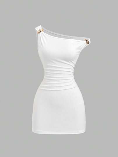 Sweetra Đầm ôm sát cơ thể màu trắng dệt kim mùa hè dành cho nữ, cổ bất đối xứng, trang trí khóa kim loại.