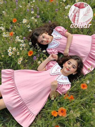 女童春夏休闲时尚新款连衣裙，梭织面料，白色底粉色玫瑰花卉数码印花，白色荷叶边领设计，粉色纯色褶皱雪纺泡泡袖，裙摆拼接设计，适合可爱、活泼、淑女气质的女孩，舒适百搭，适合春夏休闲、上学、外出、度假、派对等场合穿着。