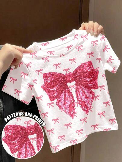 SHEIN 可爱芭蕾舞鞋迷你蝴蝶结印花，优雅粉色蝴蝶结图案，时尚少女休闲简约圆领短袖T恤，适合夏季穿着，可爱夏季穿搭，夏季童装，夏季外出服，韩版风格，返校季，舒适时尚童装，春夏穿搭，休闲服饰，婴幼儿印花上衣，夏季新款，春夏时尚