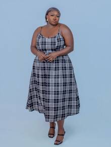 CurvyTilda Plus Size Black Brushed Plaid Sleeveless Dress, For Summer Party, For Hourglass Body Shape - Black and White - View 3