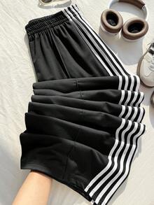 Comfortcana Calça de Moletom Casual com Elástico na Cintura e Estampa de Listras Laterais, Plus Size - Preto e Branco - Visão 8