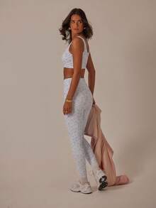 Aralina Bộ đồ thể thao năng động dành cho nữ, gồm áo croptop và quần legging in hoa, kiểu dáng xoắn phía trước, thích hợp cho tập gym và tập luyện. - Màu be - Xem 2