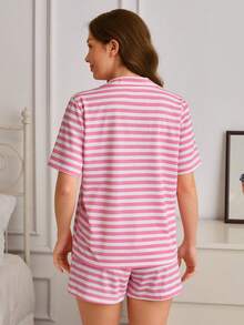 SHEIN Set pigiama casual da donna in 2 pezzi, composto da camicia a maniche corte con fiocco e bottoni e pantaloncini, in cotone rosa con motivo a righe - Rosa - Visualizzare 2
