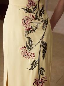 MOTF PREMIUM ĐẦM XẺ ĐÙI THÊU HOA - Màu vàng - Xem 4