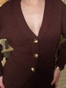 hhfernanda 女士新款秋冬百搭日常穿搭落肩收腰针织开衫V领长款落肩修身迷你裙两件套，复古风格针织套装 - 咖啡棕 - 查看 3