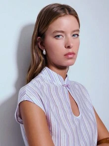 Nöista 这款无袖竖条纹T恤采用立领设计，正面饰有钥匙孔状镂空，并以装饰性中式纽扣点缀。适合春季、夏季、复活节、休闲日常穿着。 - 紫色 - 查看 5