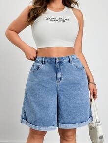 SHEIN CURVE+ 大码女式带口袋纽扣休闲百搭日常牛仔短裤，春夏皆宜，适合嘉年华、通勤、度假、毕业典礼等场合，时尚又充满Y2K风格，可爱街头风，适合派对、婚礼、商务休闲等各种场合。浅色水洗牛仔百慕大短裤，卷边裤脚带口袋，蓝色。 - 藍色 - 查看 2