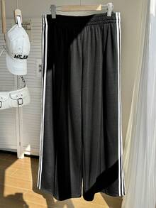 Comfortcana Calça de Moletom Casual com Elástico na Cintura e Estampa de Listras Laterais, Plus Size - Preto e Branco - Visão 2