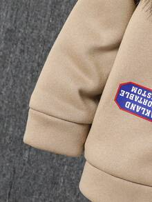 SHEIN 男童连帽上衣，胸前饰有压纹图案，领口毛绒，搭配休闲裤，时尚百搭，适合秋冬季穿着。 - 卡其色 - 查看 6