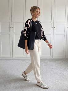 SHEIN LUNE Sudadera con estampado gráfico y mangas raglán, tops de manga larga para otoño/invierno, casual - Negro - Ver 3