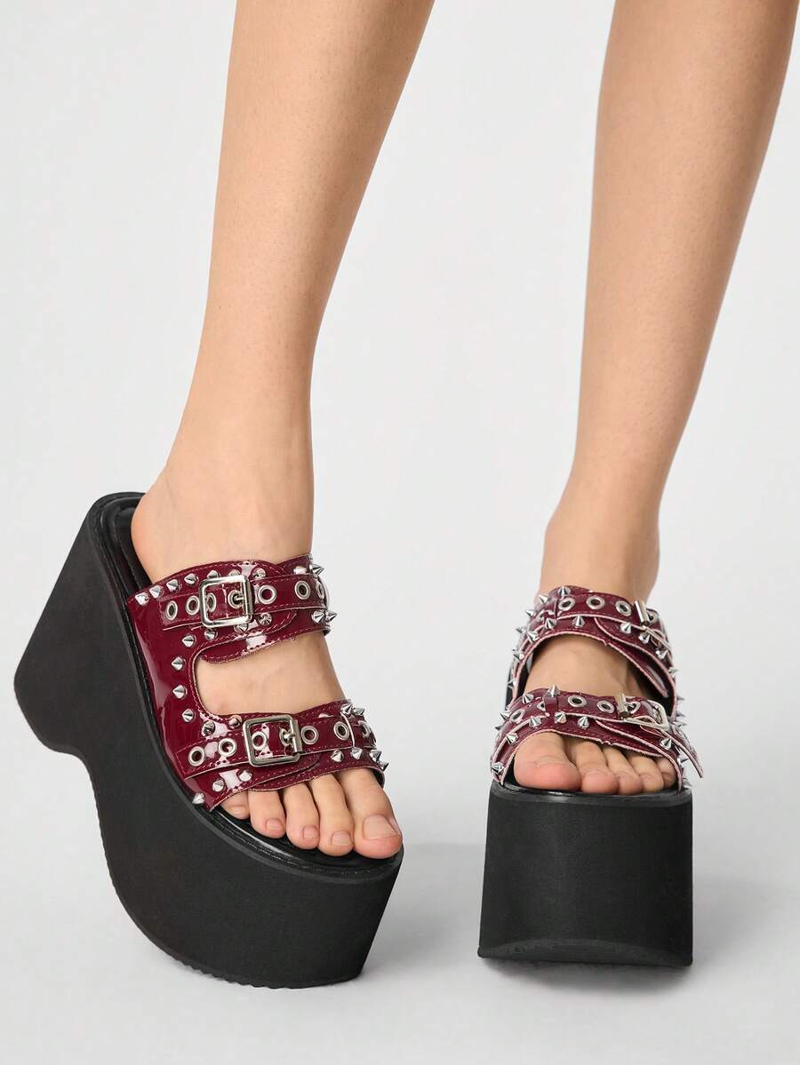 ROMWE Grunge Punk Giày sandal đế xuồng thời trang và năng động dành cho nữ, phong cách Gothic Punk, đế dày với đinh tán và gai kim loại, quai cài đôi, gót co giãn, thiết kế xỏ chân tiện lợi, thoải mái cho các câu lạc bộ đêm, kỳ nghỉ, tiệc tùng, đi làm và tụ họp. - Màu Đỏ Sâu - Xem 1